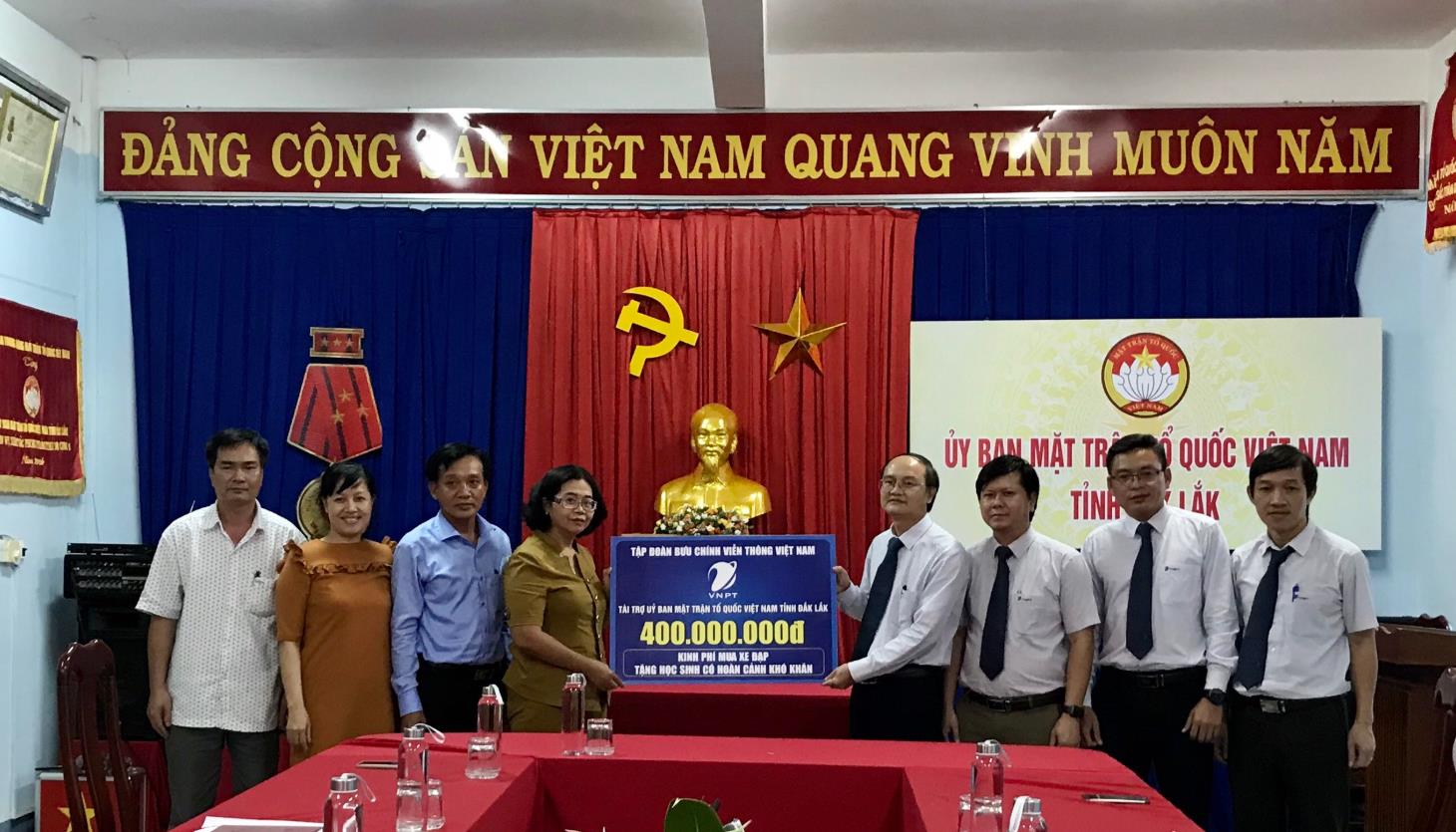 Tập đoàn VNPT ủng hộ tỉnh Đắk Lắk 500 triệu đồng Tập đoàn VNPT ủng hộ tỉnh Đắk Lắk 500 triệu đồng